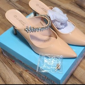 Nude Heel/Pointed Toe Beautiful Rhinestones across the top Size 8.5 Mata Brand